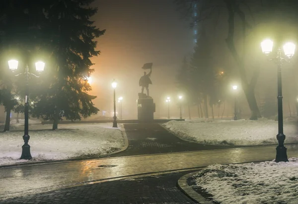 Silhouette Monument January Uprising 1918 Night Winter Park Fog Benches — Stock Photo, Image