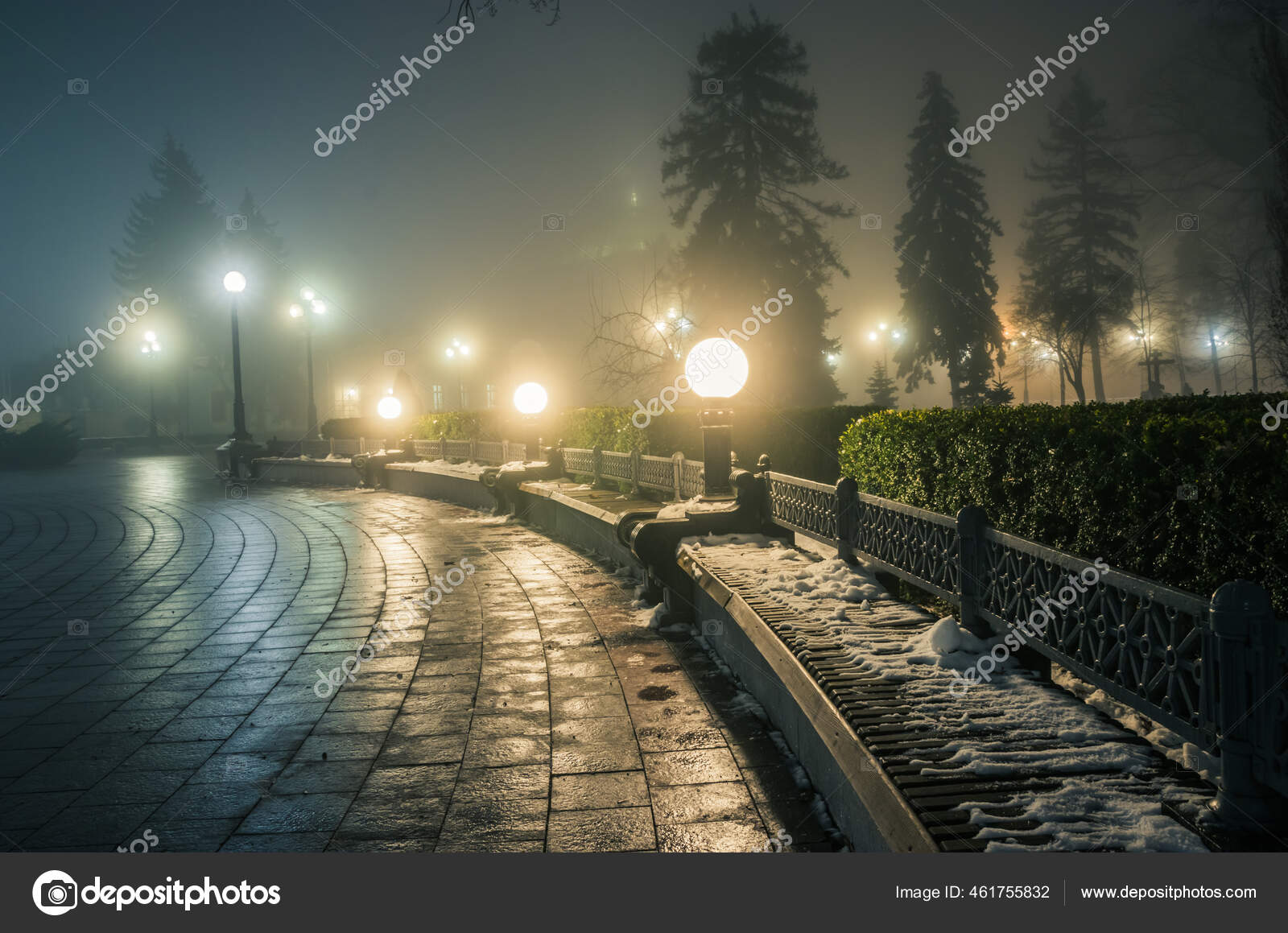 공원의 겨울에는 도시의 공원에서 속에서 걷는다 마린스키 공원의 아름다운 안개낀 — 스톡 사진 © YuriiRomanchuk  #461755832, image size:1600x1159