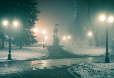 Ocak 1918 'deki isyanın siluetinin sisli bir kış parkında sisli bir anıtı. Mariinsky Park 'ta güzel sisli bir akşam. Kyiv, Ukrayna.