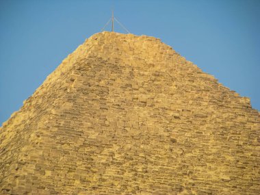 Büyük Giza Piramidi 'nin tepesinde Khufu Piramidi ya da Cheops Piramidi olarak da bilinir. Giza piramitleri, Mısır. Kahire - Giza. Giza Plat 'tan piramitlerin görüntüsü
