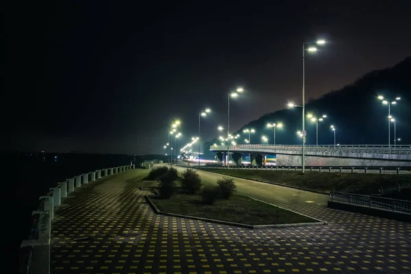 Éjszakai Sétány Autópálya Gyönyörű Kék Lámpákkal Kijevi Töltés Éjszaka — Stock Fotó
