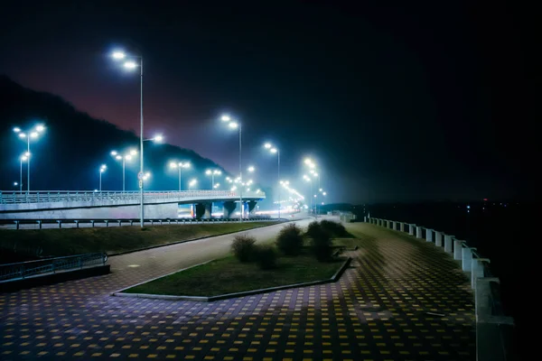 Nocna Promenada Autostrada Pięknymi Niebieskimi Latarniami Kijów Nasyp Nocy — Zdjęcie stockowe