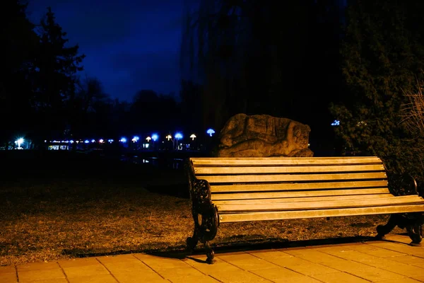 Estrada Ladrilhada Parque Noturno Com Guarda Chuvas Iluminados Bancos Parque — Fotografia de Stock