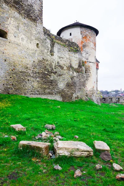 Der Teil Des Alten Kamianez Podilskyj Schlosses Unter Einem Wolkenverhangenen — Stockfoto