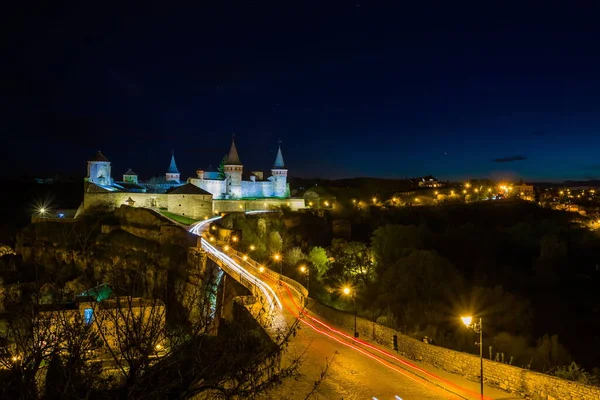 Widok Zamek Kamianets Podilskyi Nocy Piękny Kamienny Zamek Wzgórzu Nocy — Zdjęcie stockowe