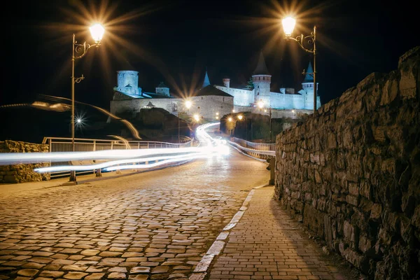 夜间观望Kamianets Podilskyi城堡 美丽的石头城堡在山上的夜晚 长期暴露 城堡的照明 铺路石上的车辙乌克兰 — 图库照片