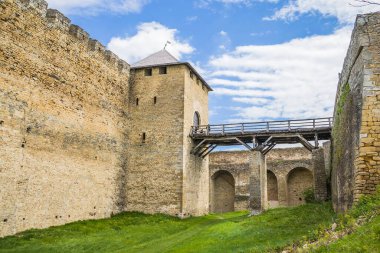 Nehir kenarındaki eski Castle Otel 'in ana girişi. Khotyn Kalesi - Sarı sonbahar tepelerindeki ortaçağ kalesi. Ukrayna, Doğu Avrupa. Orta Çağ 'ın mimarisi..