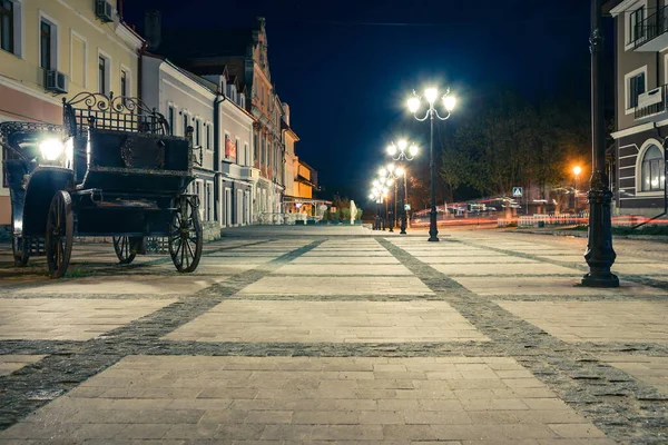 在城市的旧城区 夜路是美丽的 在卡米耶茨 波德利斯基市的历史地段 夜路上铺着街道灯饰的瓷砖 乌克兰 — 图库照片