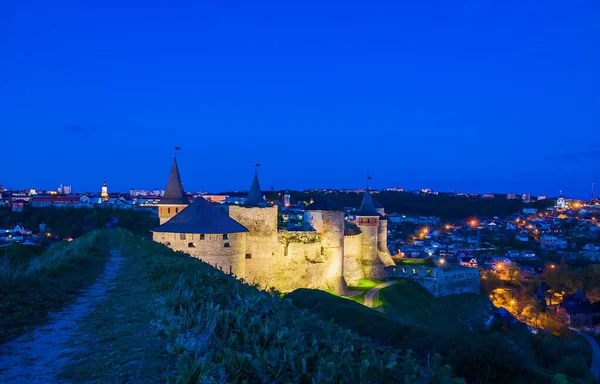 晚上去看Kamianets Podilskyi城堡 日落时山上漂亮的石头城堡 城堡上方乌云密布的天空中 蓝色的一小时乌克兰 — 图库照片