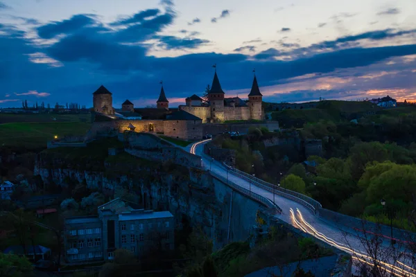 晚上去看Kamianets Podilskyi Astle 日落时山上漂亮的石头城堡 城堡上方乌云密布的天空中 长期暴露 乌克兰 — 图库照片