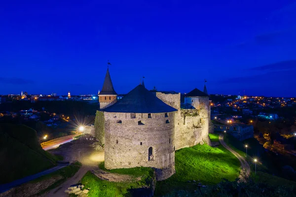晚上去看Kamianets Podilskyi Astle 日落时山上漂亮的石头城堡 城堡上方乌云密布的天空中 蓝色的一小时乌克兰 — 图库照片