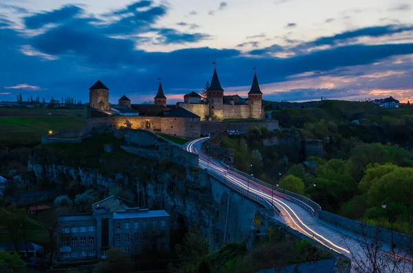 晚上去看Kamianets Podilskyi Astle 日落时山上漂亮的石头城堡 城堡上方乌云密布的天空中 长期暴露 乌克兰 — 图库照片