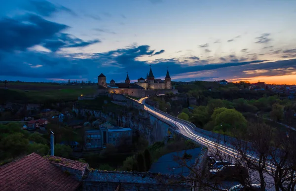 Kilátás Kamianets Podilskyi Astle Este Gyönyörű Kőkastély Dombon Naplementében Felhők — Stock Fotó