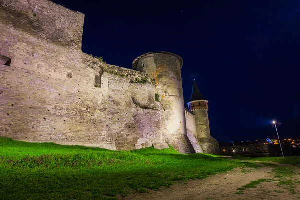 Kilátás Kamianets Podilskyi Vár Tornyaira Falaira Éjszaka Egy Ősi Vár — Stock Fotó