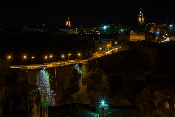 歴史地区カミャネッツ ポドルスキー市 城と街の歴史的な部分との間の橋 夜には橋を照らす ナイトシティ ウクライナ — ストック写真