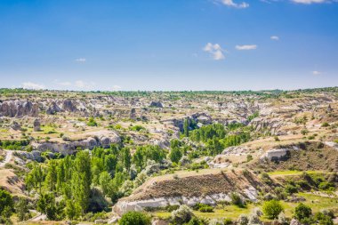 Türkiye 'nin başkenti Kapadokya' da Aşk Vadisi veya Peri Bacaları olarak bilinen inanılmaz volkanik kaya oluşumları. Mantar Vadisi, Goreme Milli Parkı, Türkiye 'deki en ilgi çekici yerlerden biri. İçinde odalar olan dağlar.