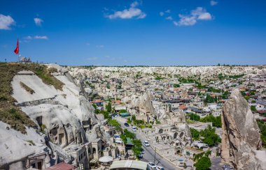 Go? Reme, Turkey - Cappadocia, Türkiye 'deki Go kasabasının panorama manzarası. Peri bacaları, evleri ve gündoğumu noktasından görülen benzersiz kaya oluşumları var.