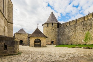 Avlu ve nehrin yanındaki eski Castle Otel 'in duvarının bir kısmı. Khotyn Kalesi - Sarı sonbahar tepelerindeki ortaçağ kalesi. Ukrayna, Doğu Avrupa. Orta Çağ 'ın mimarisi..
