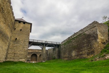 Nehir kenarındaki eski Castle Otel 'in ana girişi. Khotyn Kalesi - Sarı sonbahar tepelerindeki ortaçağ kalesi. Ukrayna, Doğu Avrupa. Orta Çağ 'ın mimarisi..