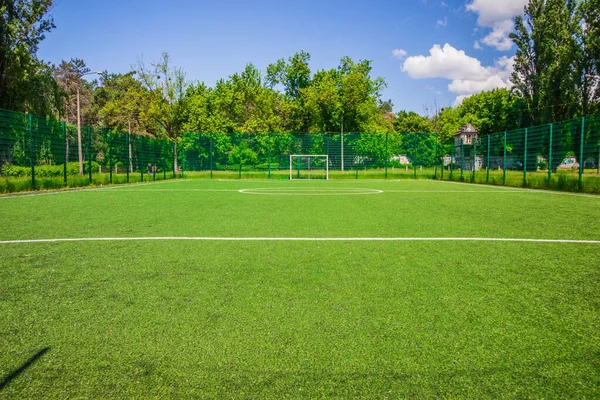 Campo Calcio Con Erba Verde Artificiale Vicino Alla Scuola Campo — Foto Stock