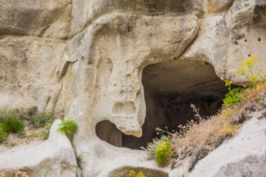 Türkiye 'nin başkenti Kapadokya' da Aşk Vadisi veya Peri Bacaları olarak bilinen inanılmaz volkanik kaya oluşumları. Mantar Vadisi, Goreme Milli Parkı, Türkiye 'deki en ilgi çekici yerlerden biri. İçinde odalar olan dağlar.