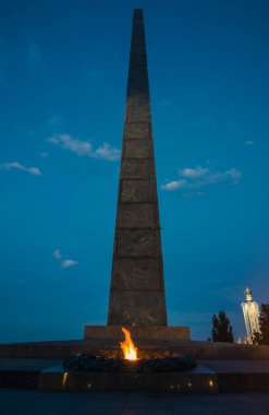 Ukrayna. KYIV - 03 Temmuz 2021. Akşamları sonsuz ateşle Meçhul Asker Anıtı. Ukrayna 'nın başkenti Kyiv' deki savaş anıtı. Sonsuz Zafer Parkı. Ukrayna