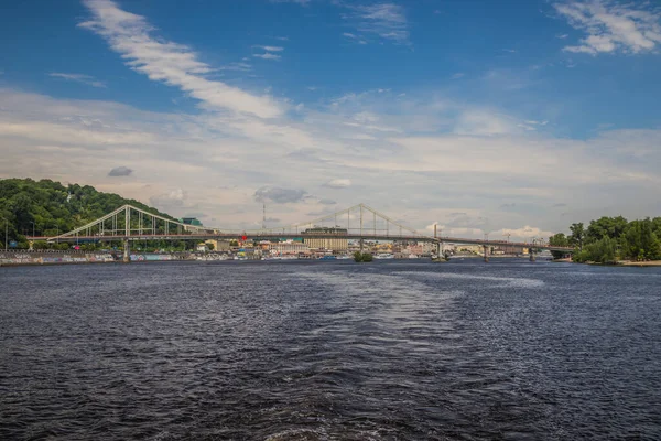 Widok Statku Pasażerskiego Środku Rzeki Mostu Rzeka Łodzi Przyjemności Środku — Zdjęcie stockowe