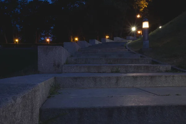 夏天的时候 绿色的夜晚公园里 楼梯上挂满了灯笼 夏天的夜晚 公园里的长椅 用灯笼照亮公园的道路 永恒荣耀的公园 乌克兰 — 图库照片