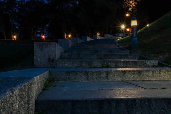 夏天的时候 绿色的夜晚公园里 楼梯上挂满了灯笼 夏天的夜晚 公园里的长椅 用灯笼照亮公园的道路 永恒荣耀的公园 乌克兰 — 图库照片