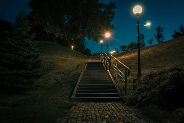 Las Escaleras Baldosas Parque Verde Noche Con Linternas Verano Bancos — Foto de Stock