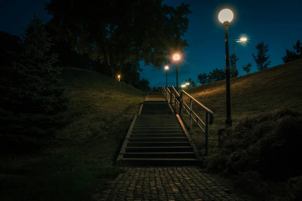 Kachlová Schodiště Nočním Zeleném Parku Lucernami Létě Lavičky Parku Letní — Stock fotografie
