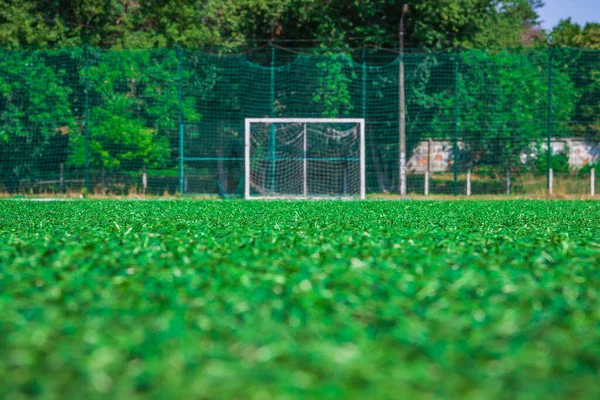 Campo Calcio Con Erba Verde Artificiale Vicino Alla Scuola Campo — Foto Stock