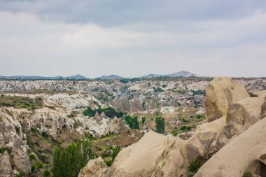 Türkiye 'nin başkenti Kapadokya' da Aşk Vadisi veya Peri Bacaları olarak bilinen inanılmaz volkanik kaya oluşumları. Mantar Vadisi, Goreme Milli Parkı, Türkiye 'deki en ilgi çekici yerlerden biri. İçinde odalar olan dağlar.
