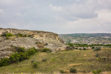 Türkiye 'nin başkenti Kapadokya' da Aşk Vadisi veya Peri Bacaları olarak bilinen inanılmaz volkanik kaya oluşumları. Mantar Vadisi, Goreme Milli Parkı, Türkiye 'deki en ilgi çekici yerlerden biri. İçinde odalar olan dağlar.