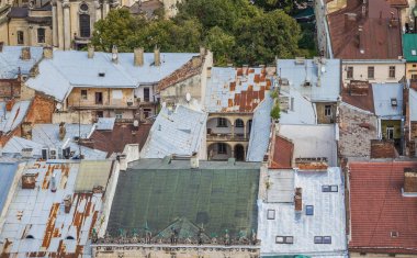 Lviv, Ukrayna 'nın tarihi şehir bölgesinin en iyi manzarası. Tarihi Lviv 'deki eski binalar ve avlular