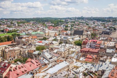 Ukrayna 'nın Lviv şehrinin tarihi manzarası. Tarihi Lviv 'deki eski binalar ve avlular
