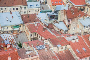 Lviv, Ukrayna 'nın tarihi şehir bölgesinin en iyi manzarası. Tarihi Lviv 'deki eski binalar ve avlular