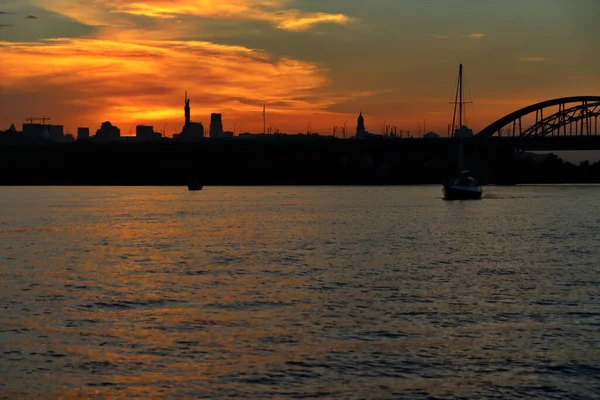 Kiewer Silhouettenpanorama Bei Sonnenuntergang Mit Wolkenkratzern Historischen Denkmälern Und Buntem — Stockfoto