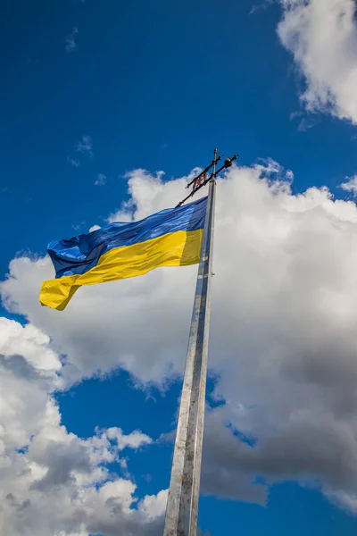 Прапор України Синьому Тлі Неба Прапор Українки Флагштоку — стокове фото