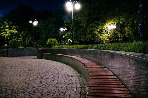 Camino Azulejos Parque Verde Noche Con Linternas Verano Bancos Parque —  Fotos de Stock