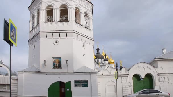 Kostroma, Ryssland - 20 oktober 2020: Kostroma Theophany Convent, ingång till klocktornet med klocka — Stockvideo