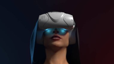 Video kasklı bir kızın portresi.. 