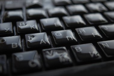  Siyah bir klavyede su damlaları         