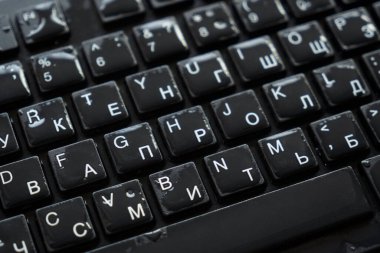  Siyah bir klavyede su damlaları         