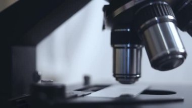 Mikroskop yakın çekim. Otomatik araştırma. mikroplar ve virüsler aranıyor