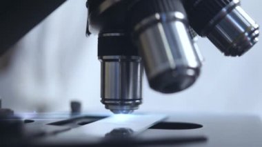 Mikroskop yakın çekim. Otomatik araştırma. mikroplar ve virüsler aranıyor