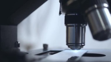 Mikroskop yakın çekim. Otomatik araştırma. mikroplar ve virüsler aranıyor