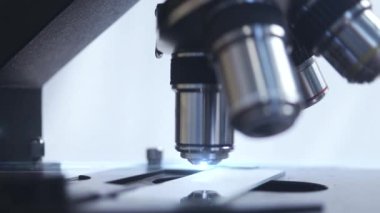 Mikroskop yakın çekim. Otomatik araştırma. mikroplar ve virüsler aranıyor
