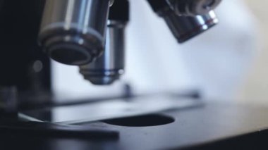 Mikroskop yakın çekim. Otomatik araştırma. mikroplar ve virüsler aranıyor