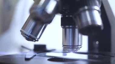 Mikroskop yakın çekim. Otomatik araştırma. mikroplar ve virüsler aranıyor